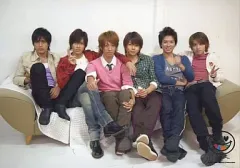 【中古】生写真(ジャニーズ) NEWS/集合(6人)/横型・ソファ座り・ピース・小山センター・背景白/「NEWS CONCERT TOUR pacific 2007-2008」オリジナルフォトセット