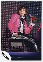 【中古】生写真(ジャニーズ) Sexy Zone/中島健人/ライブフォト・全身・衣装ピンク・黒・椅子に座り・左手マイク・目線下・背景スクリーン/公式生写真