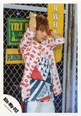 【中古】生写真(ジャニーズ) Kis-My-Ft2/藤ヶ谷太輔/膝上・衣装白・赤・青・右向き・両手フェンス/「Sha la la☆Summer Time」PV＆ジャケ写撮影/公式生写真
