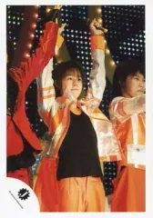 【中古】生写真(ジャニーズ) Hey! Say! JUMP/有岡大貴/ライブフォト・膝上・衣装オレンジ黒・両手上げ・左手マイク・目線右/公式生写真