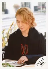 【中古】生写真(ジャニーズ) ジャニーズWEST/藤井流星/バストアップ・衣装黒・目線下・テーブル・食器/神山智洋・藤井流星・小瀧望 海外(ロサンゼルス)オフショット/公式生写真