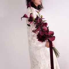 ボルドーカラーの縦長アームブーケ4　ウェディングブーケ　ブートニア付　アーティフィシャルフラワー　カラー　胡蝶蘭　ワインレッド　バーガンディー