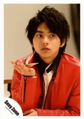 【中古】生写真(ジャニーズ) Sexy Zone/佐藤勝利/上半身・衣装赤・白・黒・右手折鶴・目線右・背景グレー/Sexy Power Tour パンフ＆グッズ/公式生写真