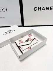 【今日特価】COACH トリフォールドウォレット, プリントデザイン, 高級レザー使用, コンパクトで実用的なデザイン [本日特価|新品未使用品]
