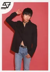 【中古】生写真(男性) SUPER★DRAGON/飯島颯/膝上・背景赤/颯生誕記念 スペシャル生写真セット「HAYATE BIRTHDAY PHOTO SET」