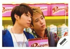 【中古】生写真(ジャニーズ) 嵐/二宮和也・相葉雅紀/横型・バストアップ・衣装青チェックグレー・目線右・背景ポップコーン/公式生写真