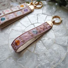 No.280 (ライラック)『インド刺繍ハンドストラップ』　キーホルダー　スマホストラップ　バッグチャーム　インド刺繍アクセサリー