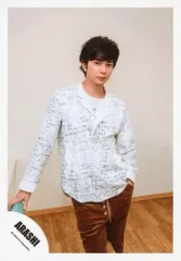 【中古】生写真(ジャニーズ) 嵐/松本潤/膝上・衣装白・ズボン茶・右手椅子・左手ポケット・体右向き・カメラ目線/「Are You Happy?」ジャケ写撮影＆「Don’t You Get It」PV撮影/公式生写真