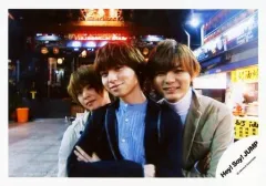 【中古】生写真(ジャニーズ) Hey! Say! JUMP/集合(3人)/横型・上半身・衣装白・黒・ベージュ・青・センター伊野尾・腕組み・後ろ有岡首傾げ・背景野外/16-17カレンダー撮影台湾オフショット/公式生写真