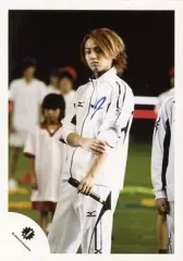 【中古】生写真(ジャニーズ) Kis-My-Ft2/藤ヶ谷太輔/膝上・衣装白・黒・左手マイク・体左向き/公式生写真