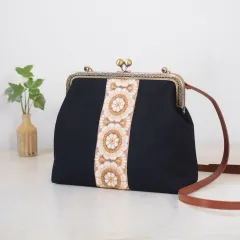 インド刺繍リボンの帆布がま口バッグ ブラック がま口ショルダー がま口ポシェット がま口 ガマグチ がまぐち 鞄 斜め掛け 肩掛け ショルダーバッグ  プレゼント ギフト