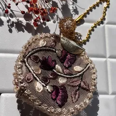 インド刺繍リボン花模様チャーム　ボールチェーン　紫　パープル　フラワー　キーホルダー