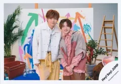【中古】生写真(STARTO) Hey! Say! JUMP/知念侑李・薮宏太/横型・膝上/「Hey! Say! JUMP LIVE TOUR 2023→2024 PULL UP!」グッズオフショット/公式生写真