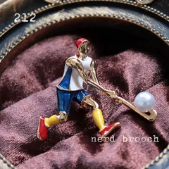 ホッケープレイヤーのブローチ　一粒パール レトロ 新品 男女兼用 個性的 スポーツ メンズ アンティーク調 ヴィンテージ調 NerD