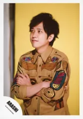 【中古】生写真(ジャニーズ) 嵐/二宮和也/上半身・衣装茶・腕組み・体左向き・目線左上・背景黄/「Are You Happy?」ジャケ写撮影＆「Don’t You Get It」PV撮影/公式生写真