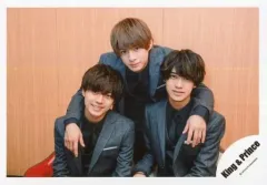 【中古】生写真(ジャニーズ) King ＆ Prince/集合(3人)/横型・バストアップ・衣装グレー・永瀬、高橋座り/「King ＆ Prince First Concert Tour 2018」グッズオフショット/公式生写真