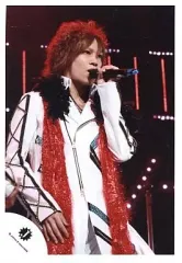 【中古】生写真(ジャニーズ) Kis-My-Ft2/千賀健永/ライブフォト・膝上・衣装白、赤・左手マイク・目線右/公式生写真