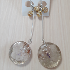 ハンドメイドアクセサリー　ピンクの桜の花びらと金のラメのピアス　ぶら下がりタイプ