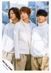 【中古】生写真(ジャニーズ) Hey! Say! JUMP/岡本圭人・伊野尾慧・山田涼介/膝上・衣装白・山田両手ポケット・目線左・伊野尾右手下・野外/16-17冬 コンサートグッズ撮影/公式生写真