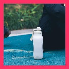 【スタッフおすすめ！】BOTTLE BOTTLE 水筒 0.75リットル マグボトル 直飲み おしゃれ 二重構造 ステンレスボトル 大人 子供 持ち運び 大容量 アウトドア スポンジ付き ホワイトグレー