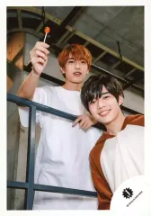 【中古】生写真(ジャニーズ) なにわ男子/高橋恭平・長尾謙杜/「関西ジャニーズJr. LIVE 2019 Happy 2year!! ～今年も関ジュとChu Year!!～」オフショット/ジャニーズショップ大阪店 期間限定 公式生写真