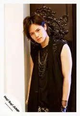 【中古】生写真(ジャニーズ) Hey! Say! JUMP/岡本圭人/膝上・衣装黒・ネックレス・左向き・顔傾げ・背景白黒/16夏 コンサートパンフ＆グッズ撮影/公式生写真