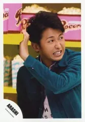 【中古】生写真(ジャニーズ) 嵐/大野智/バストアップ・衣装緑・左手棚・目線右・背景ポップコーン/公式生写真