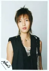 【中古】生写真(ジャニーズ) NEWS/山下智久/バストアップ・袖無し衣装黒・背景白グレー/公式生写真のサムネイル