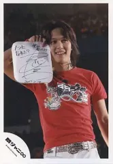 【中古】生写真(ジャニーズ) 関ジャニ∞/丸山隆平/ライブフォト・左手・Tシャツ赤・右手サイン色紙・背景黒/公式生写真