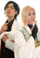 【中古】生写真(男性) 三上俊(光明三蔵)・唐橋充(ニィ健一)/膝上・衣装白・黒・眼鏡・うさぎのぬいぐるみ・右手タバコ・背景白・キャラクターショット/舞台「最遊記歌劇伝-Burial-」桃源郷ブロマイド