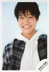 【中古】生写真(ジャニーズ) Aぇ! group/佐野晶哉/バストアップ・衣装白・黒・チェック柄・両手下・笑顔・背景白/JOHNNYS’ ISLAND STORE オフショット/公式生写真