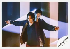 【中古】生写真(ジャニーズ) Hey! Say! JUMP/中島裕翔・岡本圭人/横型・膝上・衣装黒・両手広げ・手重ね・岡本口閉じ・背景黒白/「Fantastic Time」PV＆ジャケ写撮影/公式生写真