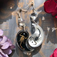 ほしをみるひと様再販分★蠍の陰陽白黒ピアス