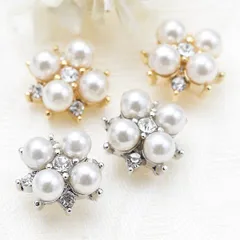 napa スタッドピアス 4粒パールフラワー デコレーションピアス お花 ラグジュアリー 小粒ストーン ビジュー 清楚 可憐 レディース オシャレ かわいい 結婚式 二次会 クリスマス お出かけ メール便 送料無料 秋冬 大人気