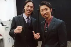 【中古】生写真(男性) EXILE/AKIRA・MAKIDAI/横型・上半身・スーツ黒・AKIRA右手グー・MAKIDAI右手親指立て・室内/月刊EXILE定期購読特典生写真10月/ポストカードサイズ