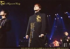 [중고] 생사진(남성) No.10:BOYS AND MEN/미즈노 카츠/라이브 포토·가로형·무릎 위·의상 흑금·왼쪽 방향·양손 아래/보이멘☆패밀리 한정[BOYS AND MEN LIVE 2017 in 무도관 One for All, All for One]포