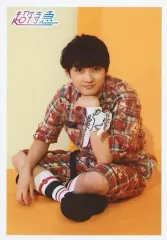 【中古】生写真(男性) 超特急/ユーキ(村田祐基)/全身・座り・あぐら・衣装赤・左手顎・背景黄/「超特急 POP UP STORE」GOLDEN EPOCH SPECIAL 生写真 タクヤ PRUDUCE Ver.(渋谷限定)