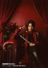 【中古】生写真(男性) 佐藤流司(加州清光)/膝上・衣装黒・赤・座り・足組み・ソファ・キャラクターショット/DVD・BD「ミュージカル『刀剣乱舞』 加州清光 単騎出陣2017」アニメイト特典生写真