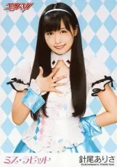 【中古】生写真(女性) エラバレシ/針尾ありさ/上半身・衣装白.ピンク.水色・右手パー胸元・左手腰・背景白水色ダイヤ柄/「ミス・ラビット」ランダムブロマイド
