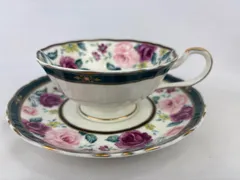 1078.NARUMI ボーンチャイナ　廃盤品　ティーカップ　カップ&ソーサー