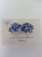 ⑫レジン製ピアス　多面体　青いドライフラワー入り