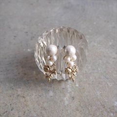 Ouca（ウーサ）ピアス／ヴィンテージテイストを纏うピアス/ローズ×コットンパール