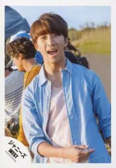 【中古】生写真(ジャニーズ) ジャニーズWEST/濱田崇裕/上半身・シャツ青・インナーピンク・右手前・体斜め・口開き・顔正面・背景野外/『人生は素晴らしい』PV＆ジャケ写撮影/公式生写真