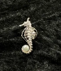 最終お値下げ　ミキモト　パール　ブローチ　タツノオトシゴ MIKIMOTO タツノオトシゴ ピンブローチ シルバー - メルカリ