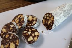 10月1日から再販売～　チョコレートサラミ　(サラミの形にしたココアケーキ)  Chocolate salami