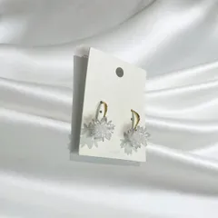 ピアス きれいめ 大人 高級感 キラキラ 星 揺れる ホワイト