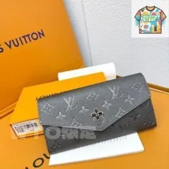 ルイ・ヴィトン／Portefeuille Lisaは柔らかなMonogram Empreinteレザーで再解釈し、Monogramエンボス模様を飾った。ファスナーの頭にLVの丸が飾られている。[本日特価|新品未使用品]