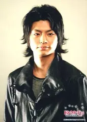 【中古】生写真(ジャニーズ) Kis-My-Ft2/横尾渉/バストアップ・ジャケット黒・インナーグレー・背景ベージュ・口閉じ/Kis-My-Ft2に逢えるde Show vol.3