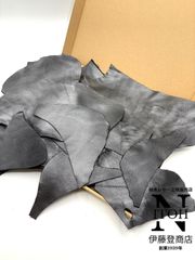 【大容量】国産レザー　クロームソフト　メタリックグレー　ハギレ　　450ｇ　1.0mm-1.3mm　皮革　革　本革　レザー　レザークラフト　革ハギレ　共通画像　送料無料　250523-60