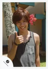 【中古】生写真(ジャニーズ) Mr.King vs Mr.Prince/神宮寺勇太/上半身・衣装グレー・頭にハイビスカス・右手親指立て・笑顔・後ろに木・野外/キンプリハワイ第一弾/公式生写真